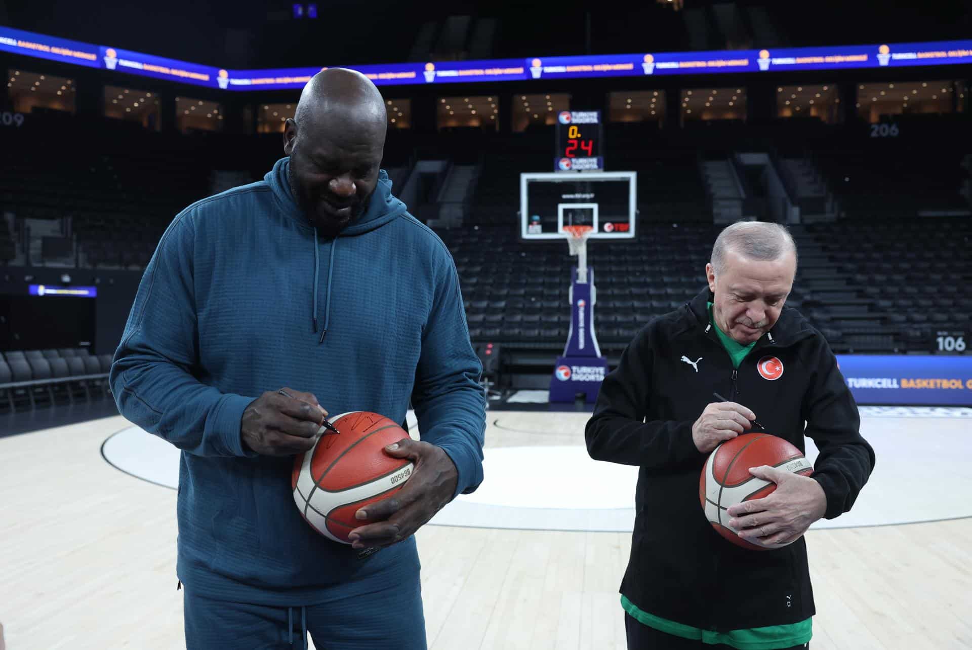 El presidente de Turquía, Recep Tayyip Erdogan, y el exjugador de baloncesto estadounidense Shaquille O’Neal, firman balones en el Centro de Desarrollo del Baloncesto en Estambul, este martes. EFE/EPA/TURKISH PRESIDENT PRESS OFFICE USO EDITORIAL NO VENTAS