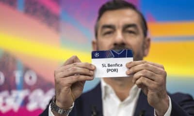 El exjugador y embajador francés Robert Pires muestra un boleto del Benfica durante el sorteo de la fase de play-off de la ronda eliminatoria de la UEFA Champions League en la sede de la UEFA en Nyon, Suiza. EFE/EPA/MARTIAL TREZZINI