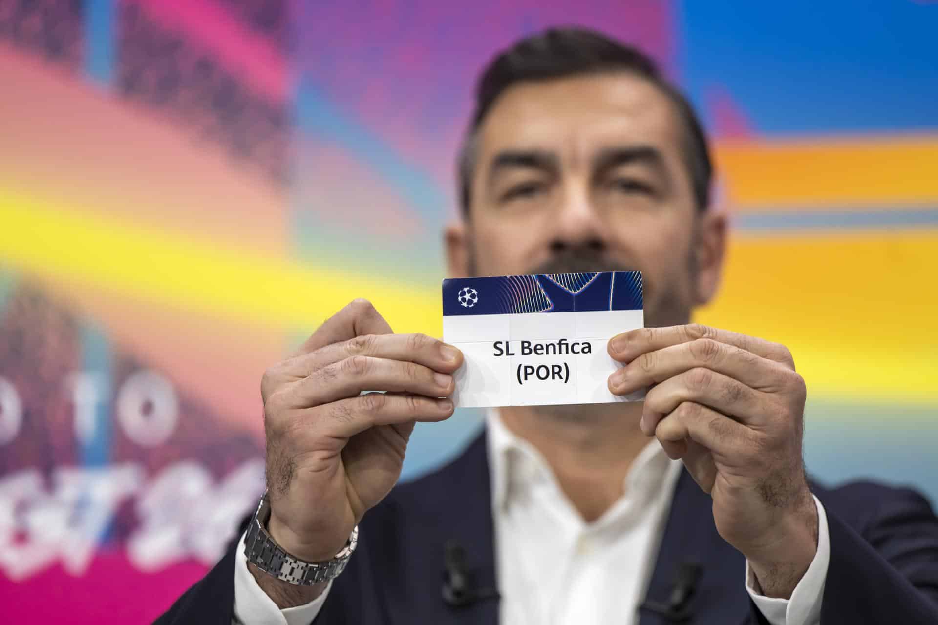 El exjugador y embajador francés Robert Pires muestra un boleto del Benfica durante el sorteo de la fase de play-off de la ronda eliminatoria de la UEFA Champions League en la sede de la UEFA en Nyon, Suiza. EFE/EPA/MARTIAL TREZZINI