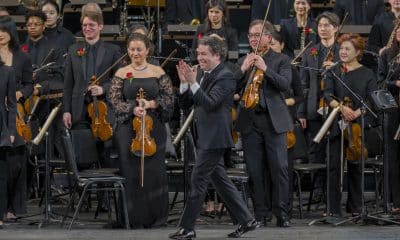 El director de orquesta venezolano Gustavo Dudamel (c) dirige la Filarmónica de Nueva York este martes, en el Radio City Music Hall en Nueva York (Estados Unidos). Dudamel reivindicó el poder de la música para "expresar la belleza de la humanidad" en un "mundo dividido" durante un concierto con la Filarmónica de Nueva York en el icónico Radio City Music Hall. EFE/ Angel Colmenares