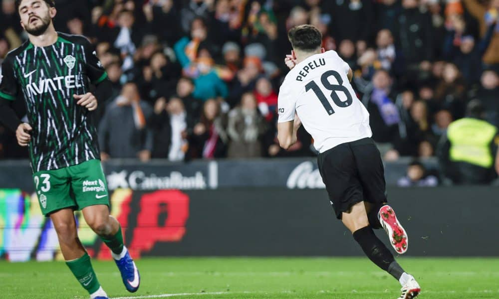 El centrocampista del Valencia, Pepelu, tras conseguir de penalti el primer gol del equipo valenciano durante el partido de la jornada 19 de LaLiga EA Sports que disputaron el Valencia CFy el Elche CF este sábado, en el estadio de Mestalla. EFE/ Biel Aliño