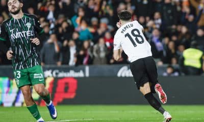 El centrocampista del Valencia, Pepelu, tras conseguir de penalti el primer gol del equipo valenciano durante el partido de la jornada 19 de LaLiga EA Sports que disputaron el Valencia CFy el Elche CF este sábado, en el estadio de Mestalla. EFE/ Biel Aliño