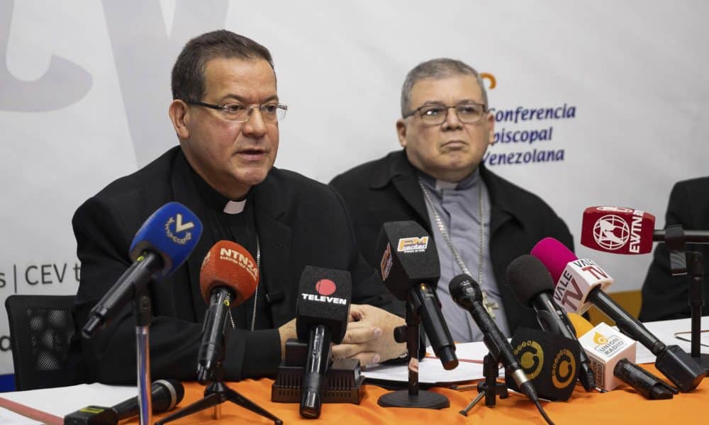 Fotografía del arzobispo de la ciudad venezolana de Barquisimeto, monseñor Polito Rodríguez (i). EFE/ Ronald Peña R.