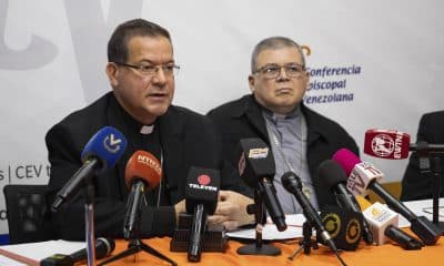 Fotografía del arzobispo de la ciudad venezolana de Barquisimeto, monseñor Polito Rodríguez (i). EFE/ Ronald Peña R.
