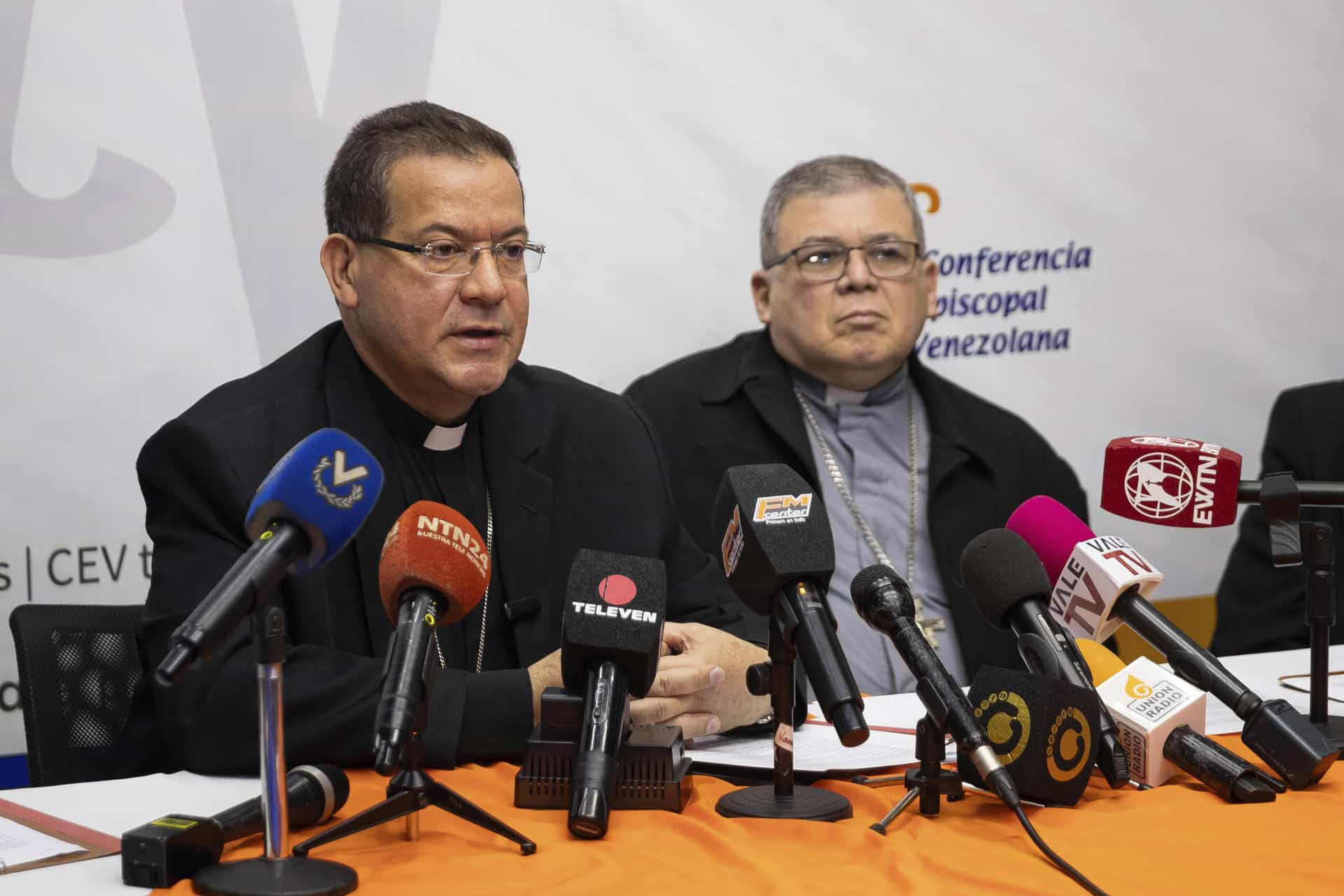 Fotografía del arzobispo de la ciudad venezolana de Barquisimeto, monseñor Polito Rodríguez (i). EFE/ Ronald Peña R.