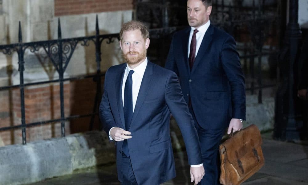 El príncipe Harry, duque de Sussex (L), abandona el Tribunal de Justicia de Londres, Reino Unido, el 19 de enero de 2026. El príncipe Harry, junto con otras personas, incluido Elton John y Elizabeth Hurley, presenta una demanda contra Associated Newspapers Ltd. por actividades ilegales, como contratar investigadores privados para colocar dispositivos de escucha en los coches y acceder a conversaciones telefónicas privadas. (Reino Unido, Londres) EFE/EPA/NEIL HALL