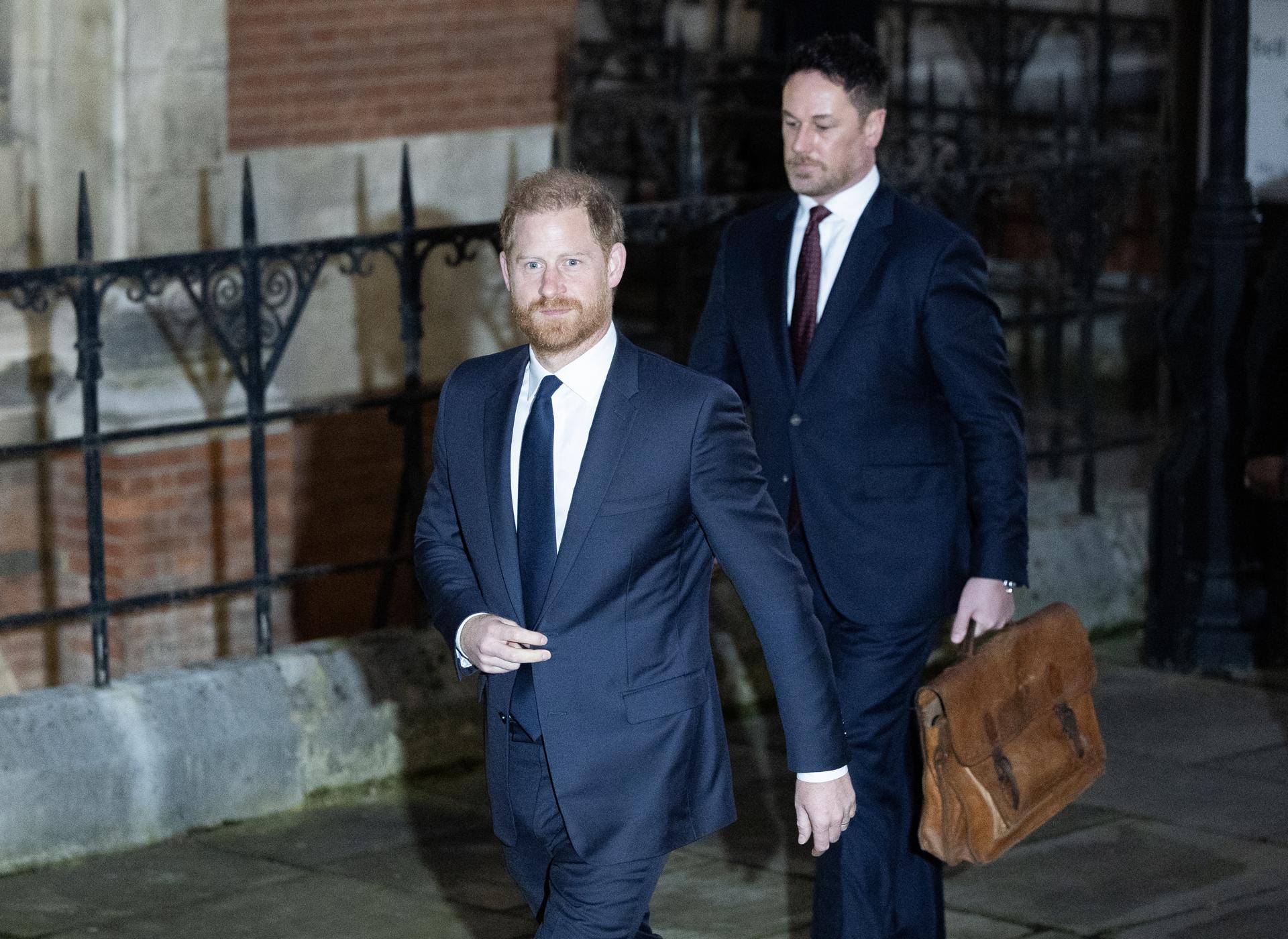 El príncipe Harry, duque de Sussex (L), abandona el Tribunal de Justicia de Londres, Reino Unido, el 19 de enero de 2026. El príncipe Harry, junto con otras personas, incluido Elton John y Elizabeth Hurley, presenta una demanda contra Associated Newspapers Ltd. por actividades ilegales, como contratar investigadores privados para colocar dispositivos de escucha en los coches y acceder a conversaciones telefónicas privadas. (Reino Unido, Londres) EFE/EPA/NEIL HALL