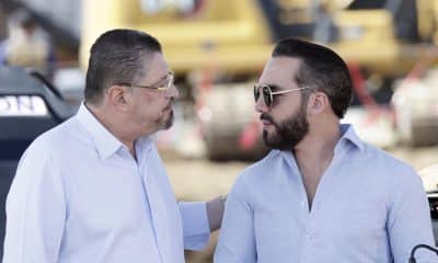 El presidente Costa Rica, Rodrigo Chaves (i), y su homólogo de El Salvador, Nayib Bukele, hablan durante un evento este miércoles, en San Rafael (Costa Rica). EFE/ Jeffrey Arguedas