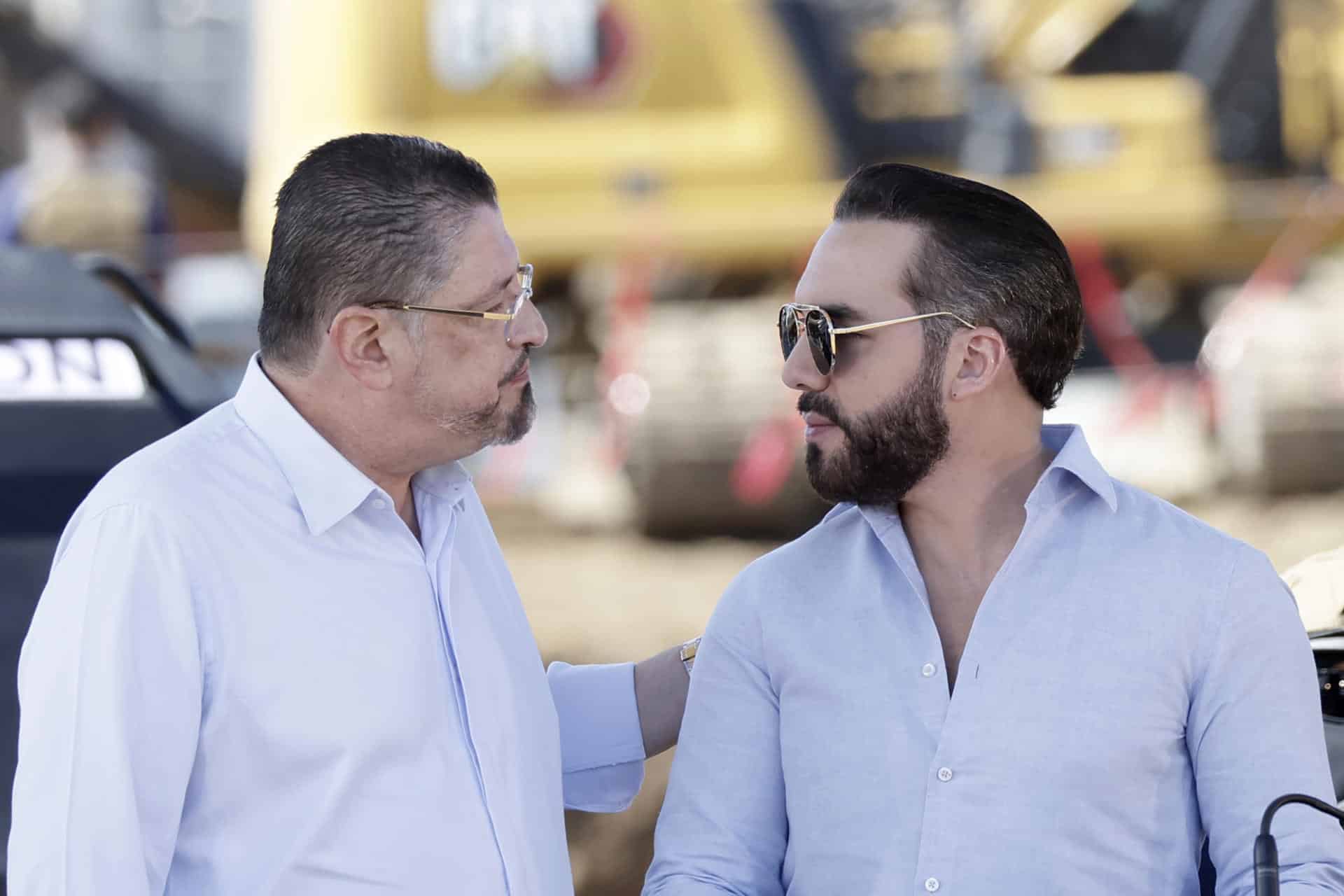 El presidente Costa Rica, Rodrigo Chaves (i), y su homólogo de El Salvador, Nayib Bukele, hablan durante un evento este miércoles, en San Rafael (Costa Rica). EFE/ Jeffrey Arguedas