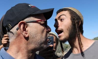 Colonos israelíes enfrentan a agricultores palestinos e activistas internacionales en una granja fuera del pueblo de Yabroud y cerca de un puesto avanzado de colonos israelíes, cerca de la ciudad de Ramallah, Cisjordania 29 de octubre de 2025. EFE/EPA/ALAA BADARNEH
 
//////////
 
RAMALLAH (-), 29/10/2025.- Israeli settlers confront Palestinian farmers and international activists harvesting olives at a farm outside the village of Yabroud and close to an Israeli settler outpost, near Ramallah City, West Bank 29 October 2025. (Ramala) EFE/EPA/ALAA BADARNEH