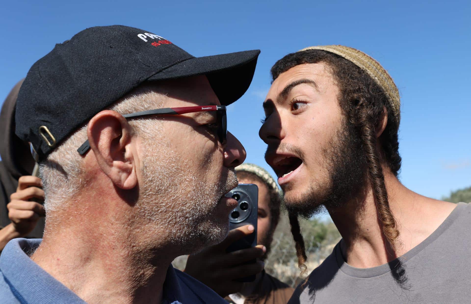 Colonos israelíes enfrentan a agricultores palestinos e activistas internacionales en una granja fuera del pueblo de Yabroud y cerca de un puesto avanzado de colonos israelíes, cerca de la ciudad de Ramallah, Cisjordania 29 de octubre de 2025. EFE/EPA/ALAA BADARNEH
 
//////////
 
RAMALLAH (-), 29/10/2025.- Israeli settlers confront Palestinian farmers and international activists harvesting olives at a farm outside the village of Yabroud and close to an Israeli settler outpost, near Ramallah City, West Bank 29 October 2025. (Ramala) EFE/EPA/ALAA BADARNEH
