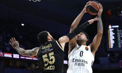 MADRID, 22/01/2026.- El alero canadiense del Real Madrid Trey Lyles (d) lucha con Mike James, del AS Mónaco, durante el partido de la jornada 24 de la EuroLiga que Real Madrid y AS Mónaco disputan hoy jueves en el Movistar Arena. EFE/Juanjo Martín
