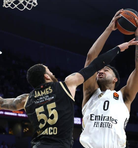 MADRID, 22/01/2026.- El alero canadiense del Real Madrid Trey Lyles (d) lucha con Mike James, del AS Mónaco, durante el partido de la jornada 24 de la EuroLiga que Real Madrid y AS Mónaco disputan hoy jueves en el Movistar Arena. EFE/Juanjo Martín