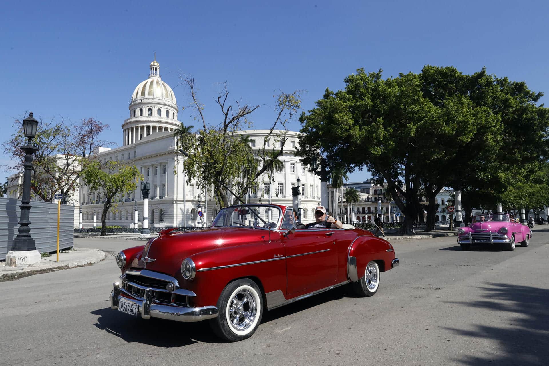 Turistas pasean en un auto clásico cerca del Capitolio de La Habana en La Habana (Cuba). EFE/ Ernesto Mastrascusa