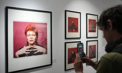 GRAFCAT8561. BARCELONA, 22/05/2025.- La galería Fotonostrum presenta la exposición 'Bowie x Sukita', que incluye 70 fotografías de David Bowie del reconocido fotógrafo japonés Masayoshi Sukita. EFE/Alejandro García/Archivo