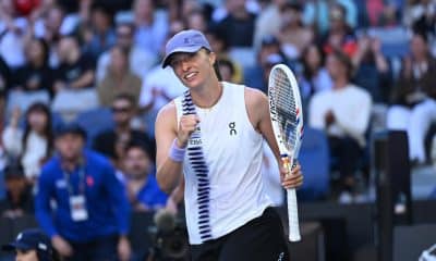 La tenista polaca Iga Swiatek celebra un punto durante el partido de segunda ronda la checa contra Marie Bouzkova en el Abierto de Australia 2026 en el Melbourne Park. EFE/EPA/JAMES ROSS