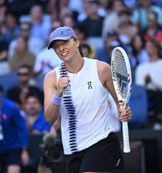 La tenista polaca Iga Swiatek celebra un punto durante el partido de segunda ronda la checa contra Marie Bouzkova en el Abierto de Australia 2026 en el Melbourne Park. EFE/EPA/JAMES ROSS