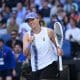 La tenista polaca Iga Swiatek celebra un punto durante el partido de segunda ronda la checa contra Marie Bouzkova en el Abierto de Australia 2026 en el Melbourne Park. EFE/EPA/JAMES ROSS