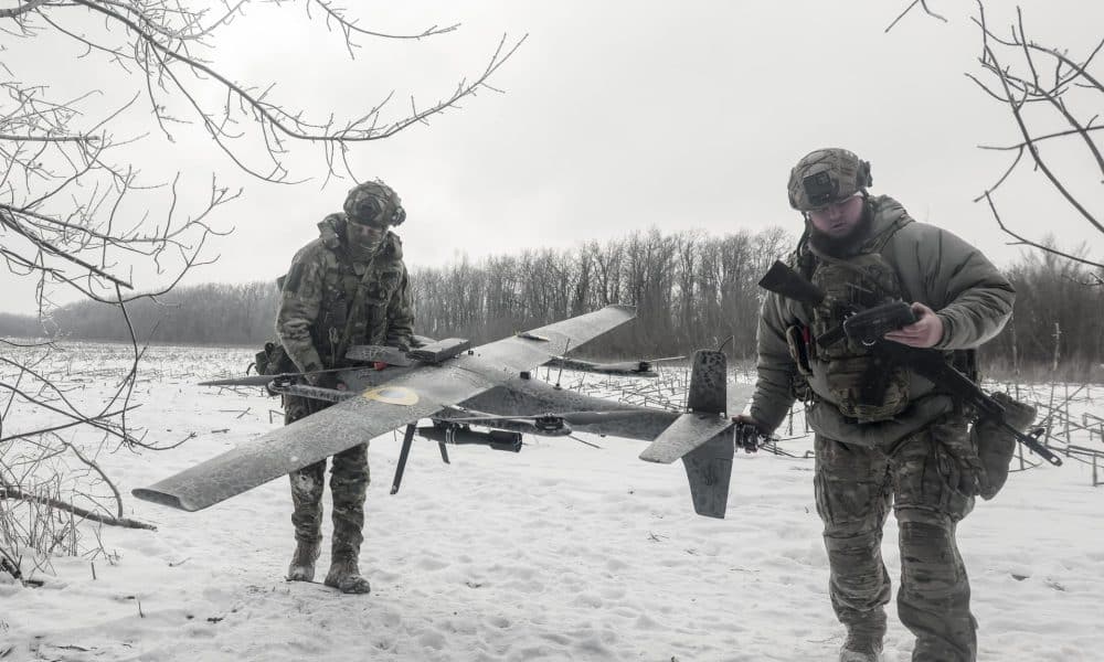 Leópolis, 24 ene (EFE).- Soldados ucranianos peparan un dron para lanzarlo contra posiciones enemigas. FE/EPA/OLEG MOVCHANIUK