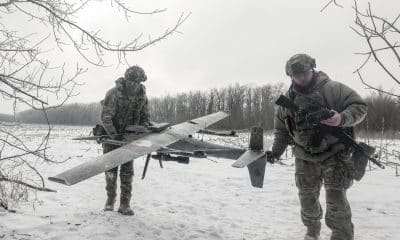 Leópolis, 24 ene (EFE).- Soldados ucranianos peparan un dron para lanzarlo contra posiciones enemigas. FE/EPA/OLEG MOVCHANIUK