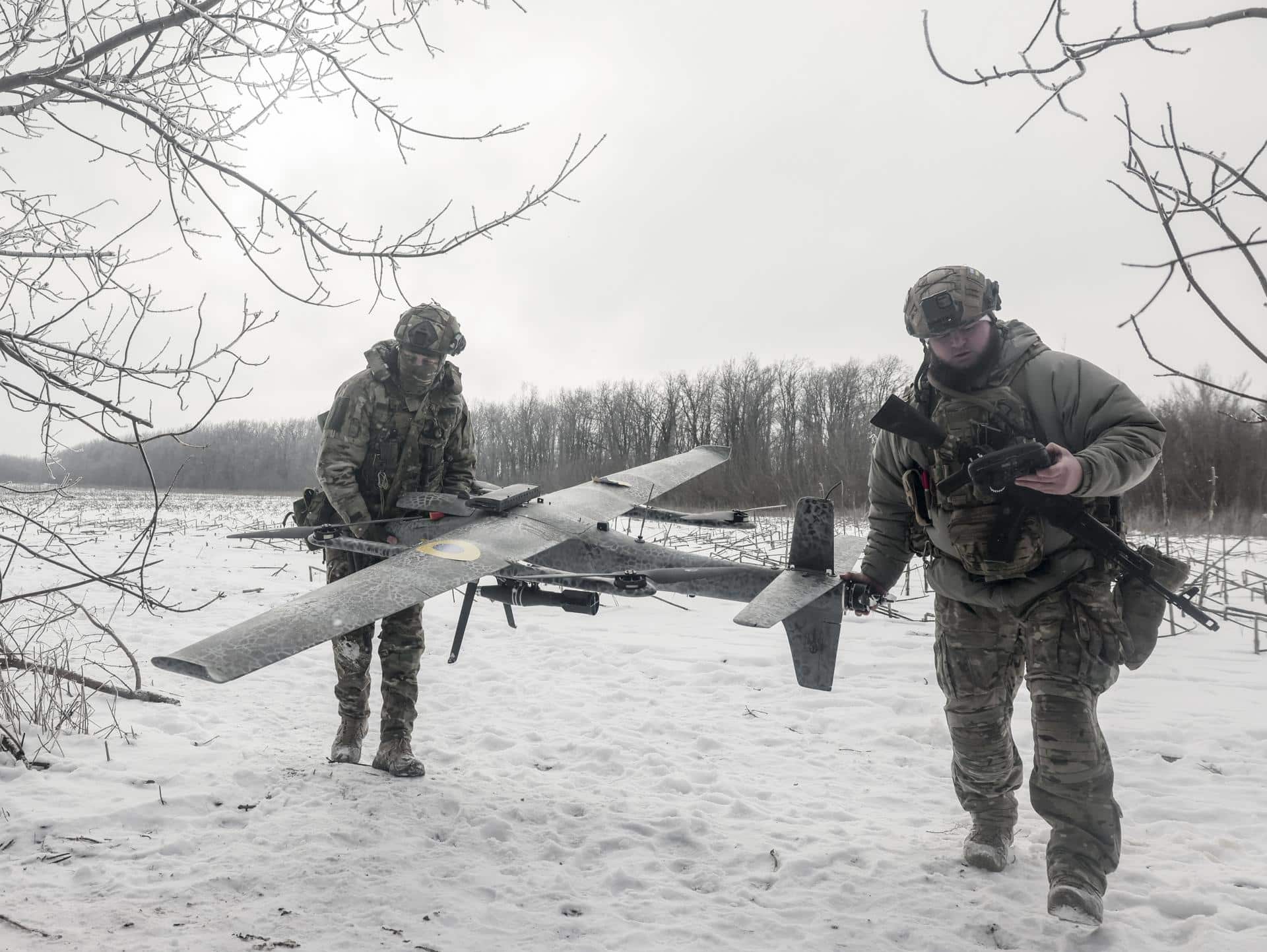 Leópolis, 24 ene (EFE).- Soldados ucranianos peparan un dron para lanzarlo contra posiciones enemigas. FE/EPA/OLEG MOVCHANIUK
