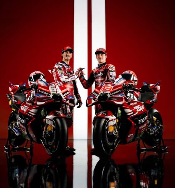 El equipo italiano Ducati Lenovo ha presentado los nuevos diseños de sus motos, con motivo del centenario del equipo, junto a sus corredores Pecco Bagnaia y Marc Márquez, en Madonna di Campiglio. El CEO del equipo Ducati, Claudio Domenicalli habló del nuevo diseño que apuesta por un "rojo centenario", además de rememorar la histórica cifra de 88 podios consecutivos que ha logrado la marca. EFE/ Ducati Corse - SOLO USO EDITORIAL/SOLO DISPONIBLE PARA ILUSTRAR LA NOTICIA QUE ACOMPAÑA (CRÉDITO OBLIGATORIO) -