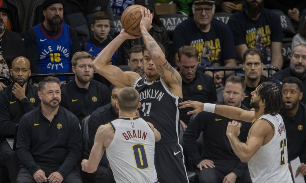 Christian Braun (i), de los Nuggets, disputa el balón con Michael Porter Jr., de los Nets, durante un partido de la NBA en el Barclays Center de Nueva York. EFE/Ángel Colmenares