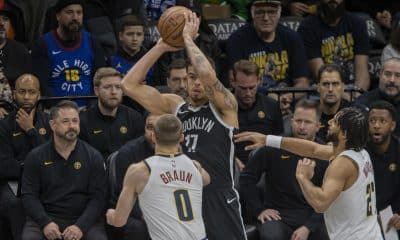 Christian Braun (i), de los Nuggets, disputa el balón con Michael Porter Jr., de los Nets, durante un partido de la NBA en el Barclays Center de Nueva York. EFE/Ángel Colmenares