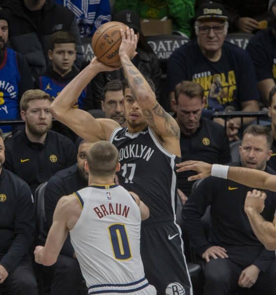 Christian Braun (i), de los Nuggets, disputa el balón con Michael Porter Jr., de los Nets, durante un partido de la NBA en el Barclays Center de Nueva York. EFE/Ángel Colmenares