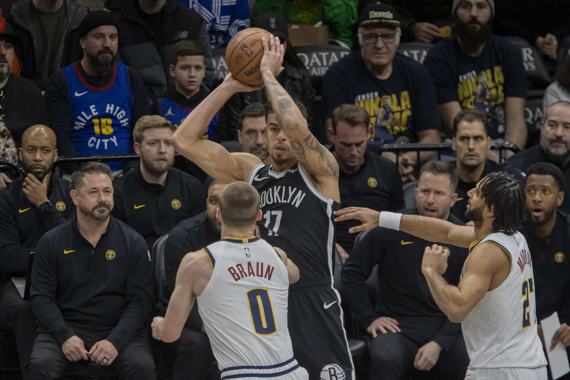 Christian Braun (i), de los Nuggets, disputa el balón con Michael Porter Jr., de los Nets, durante un partido de la NBA en el Barclays Center de Nueva York. EFE/Ángel Colmenares