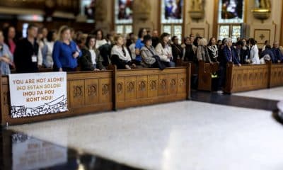 Activistas asisten a una misa en la iglesia católica Gesu antes de realizar una procesión hacia el Tribunal de Inmigración de Miami para mostrar su solidaridad con los migrantes en Miami, Florida, EE. UU., 28 de enero de 2026. EFE/CRISTOBAL HERRERA-ULASHKEVICH