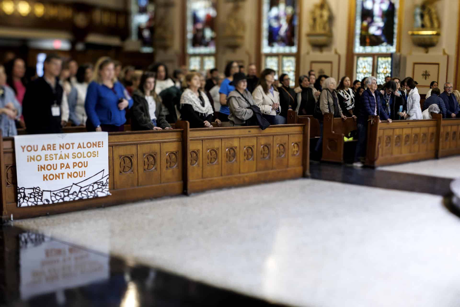 Activistas asisten a una misa en la iglesia católica Gesu antes de realizar una procesión hacia el Tribunal de Inmigración de Miami para mostrar su solidaridad con los migrantes en Miami, Florida, EE. UU., 28 de enero de 2026. EFE/CRISTOBAL HERRERA-ULASHKEVICH