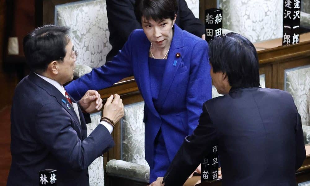 TOKYO (Japan), 23/01/2026.- La primera ministra de Japón, Sanae Takaichi, escucha durante una sesión del Parlamento en Tokio. EFE/EPA/FRANCK ROBICHON