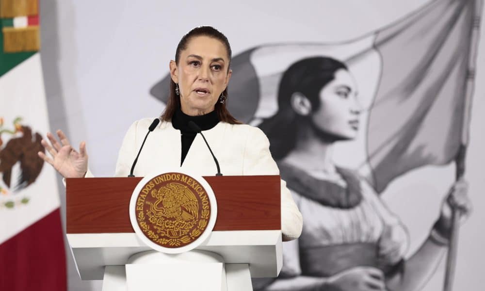 La presidenta de México, Claudia Sheinbaum, habla en una rueda de prensa en el Palacio Nacional, en Ciudad de México (México). EFE/José Méndez