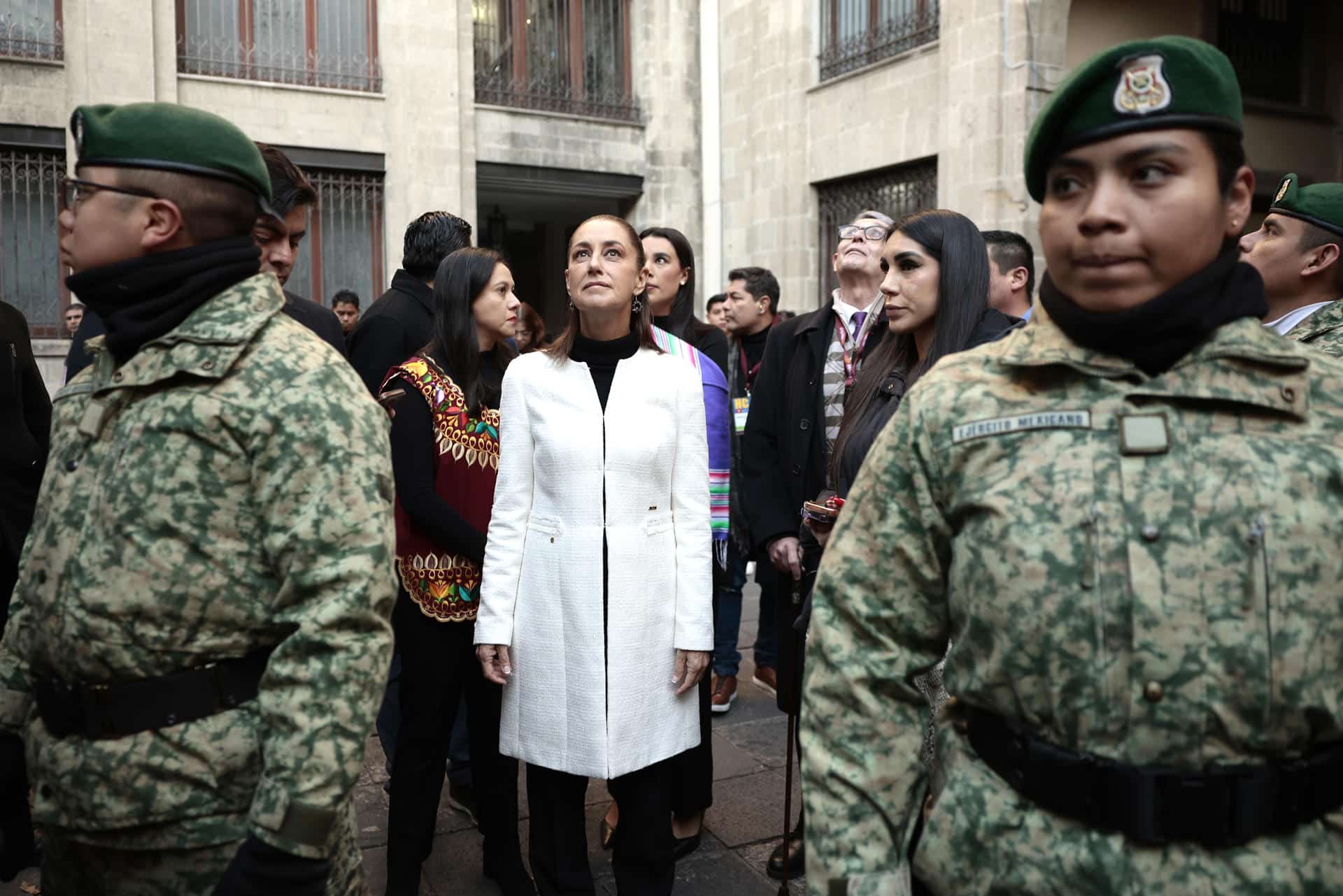 La presidenta de México, Claudia Sheinbaum (c), permanece en un patio del Palacio Nacional como parte del protocolo de seguridad tras un sismo este viernes, en Ciudad de México (México). EFE/ José Méndez