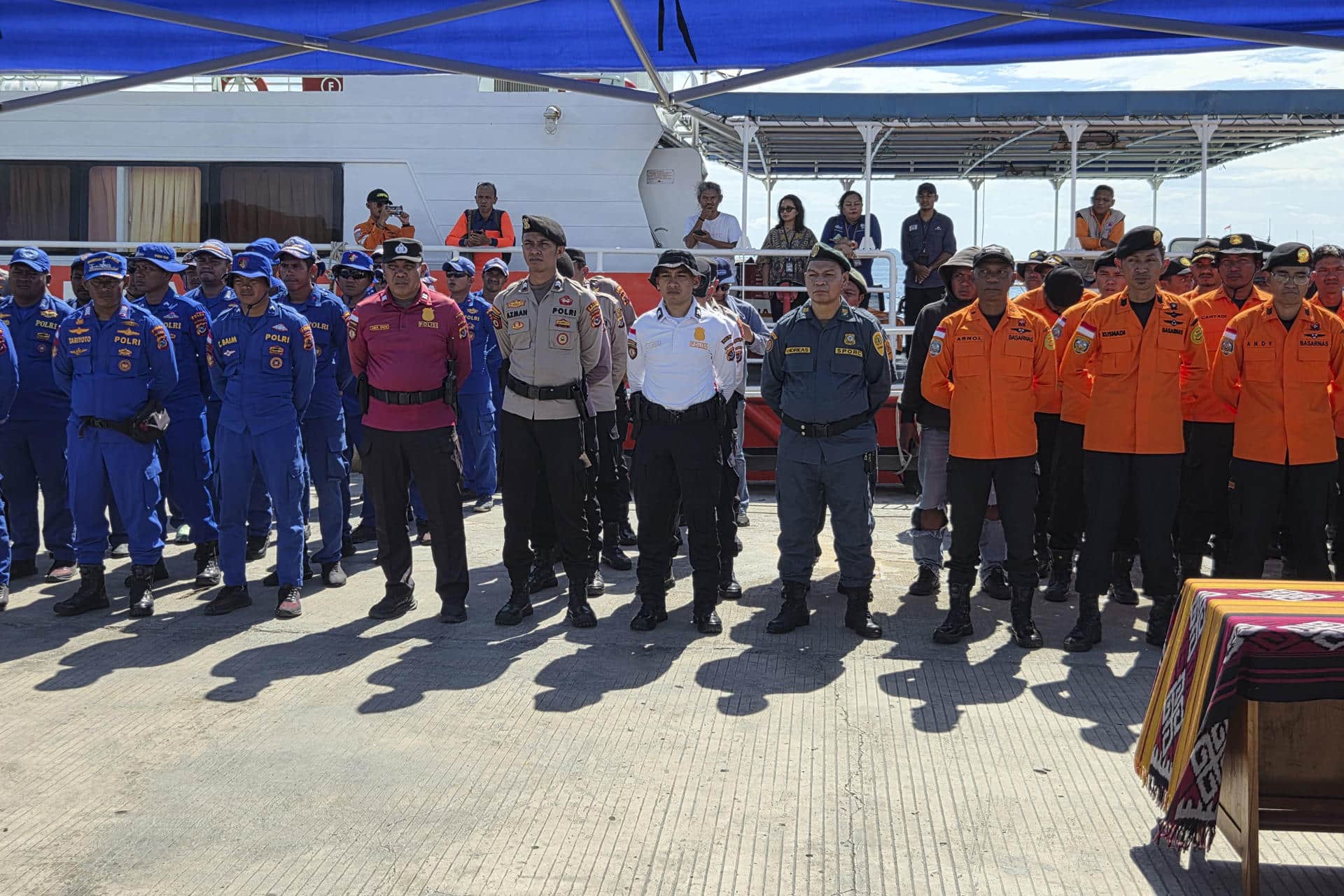 Los equipos de rescate de Indonesia dan por finalizado el operativo para encontrar al niño español de 10 años aún desaparecido después de dos semanas de búsqueda tras el naufragio de un barco turístico en aguas del Parque Nacional de Komodo.-EFE/ Noel Caballero