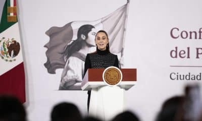 La presidenta de México, Claudia Sheinbaum, habla en una rueda de prensa este lunes, en el Palacio Nacional en Ciudad de México (México). EFE/ José Méndez