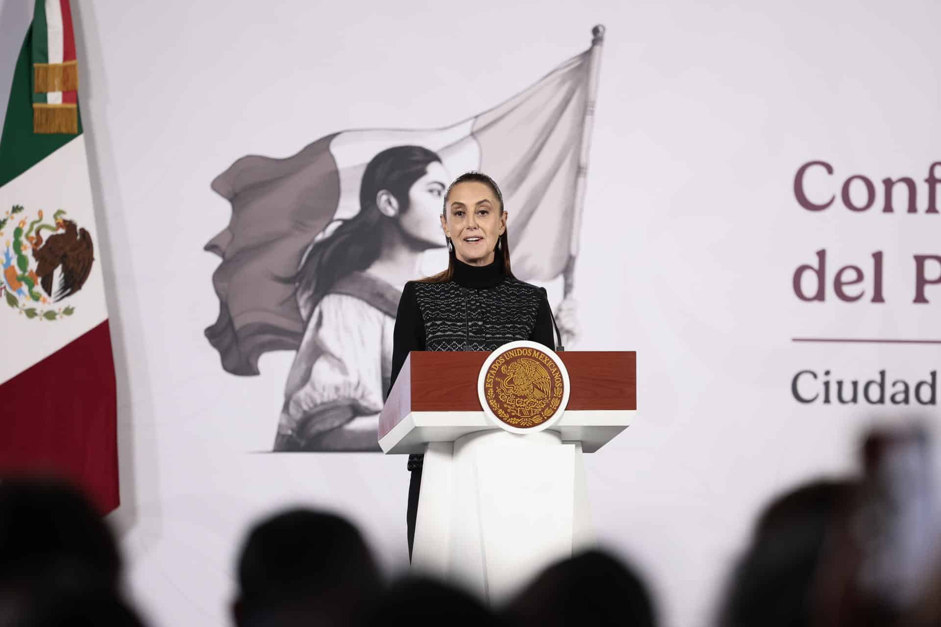 La presidenta de México, Claudia Sheinbaum, habla en una rueda de prensa este lunes, en el Palacio Nacional en Ciudad de México (México). EFE/ José Méndez