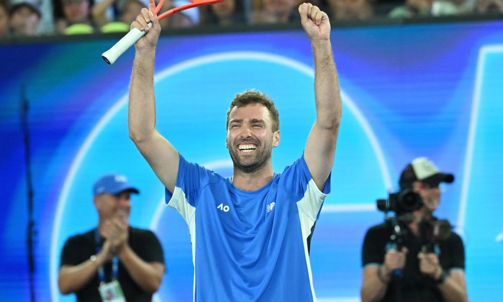 El aficionado australiano Jordan Smith celebra su victoria en el torneo de exhibición 1 Point Slam tras ganar en la final a la taiwanesa Joanna Garland EFE/EPA/JAMES ROSS AUSTRALIA AND NEW ZEALAND OUT