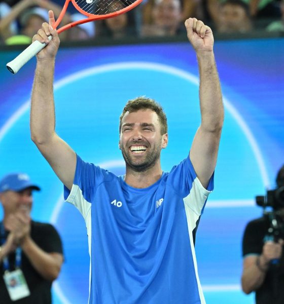 El aficionado australiano Jordan Smith celebra su victoria en el torneo de exhibición 1 Point Slam tras ganar en la final a la taiwanesa Joanna Garland EFE/EPA/JAMES ROSS AUSTRALIA AND NEW ZEALAND OUT