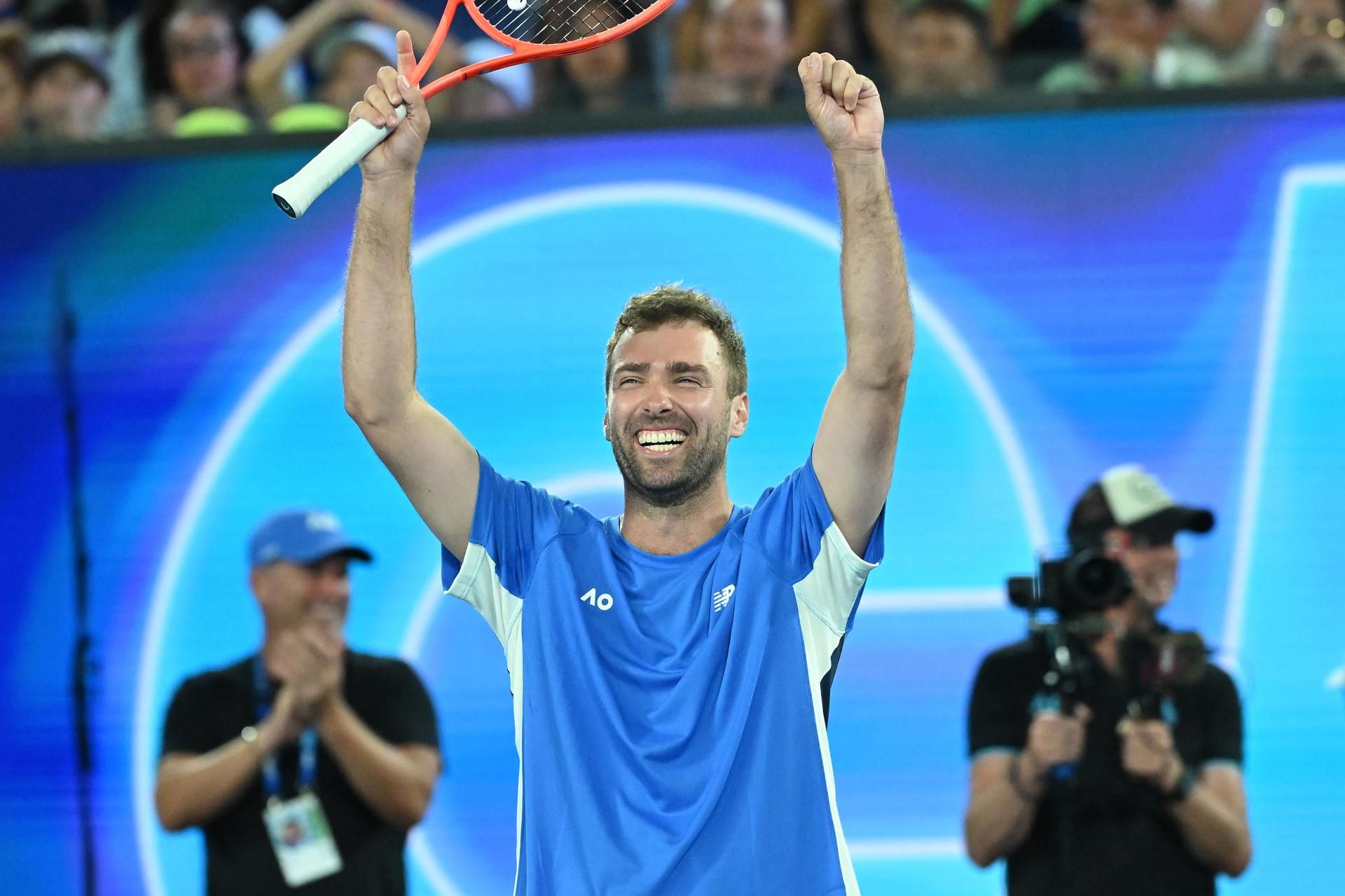 El aficionado australiano Jordan Smith celebra su victoria en el torneo de exhibición 1 Point Slam tras ganar en la final a la taiwanesa Joanna Garland EFE/EPA/JAMES ROSS AUSTRALIA AND NEW ZEALAND OUT