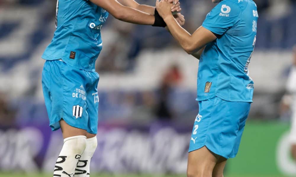 Alice Soto (i) y Daniela Monroy de Rayadas celebran un gol. Imagen de archivo. EFE/ Miguel Sierra