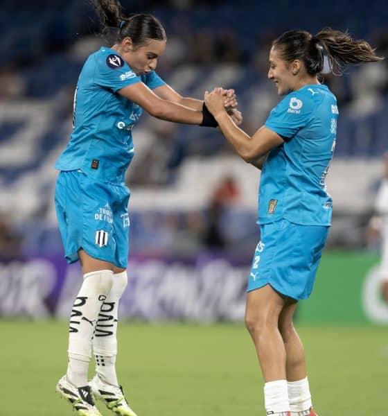 Alice Soto (i) y Daniela Monroy de Rayadas celebran un gol. Imagen de archivo. EFE/ Miguel Sierra