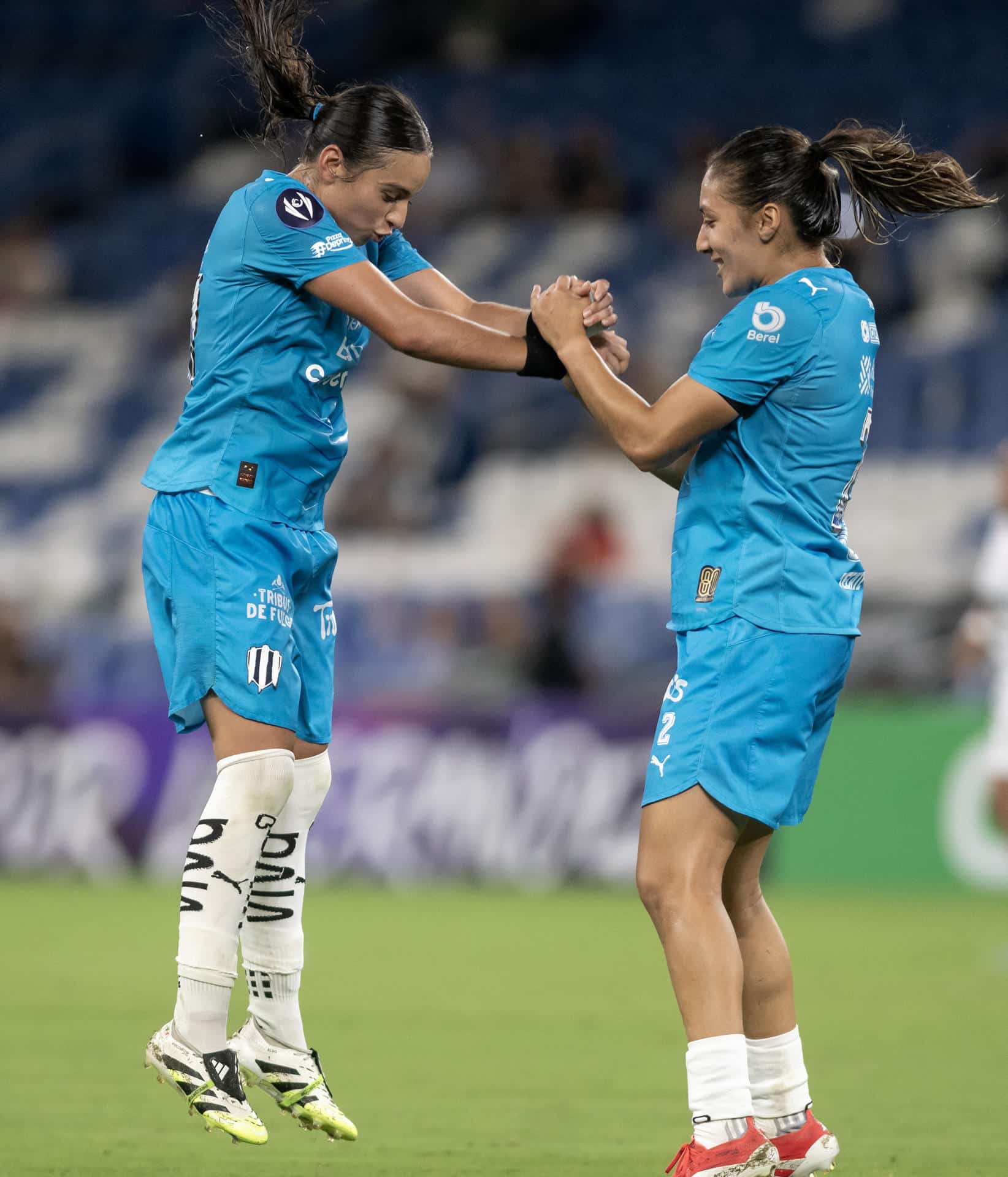 Alice Soto (i) y Daniela Monroy de Rayadas celebran un gol. Imagen de archivo. EFE/ Miguel Sierra