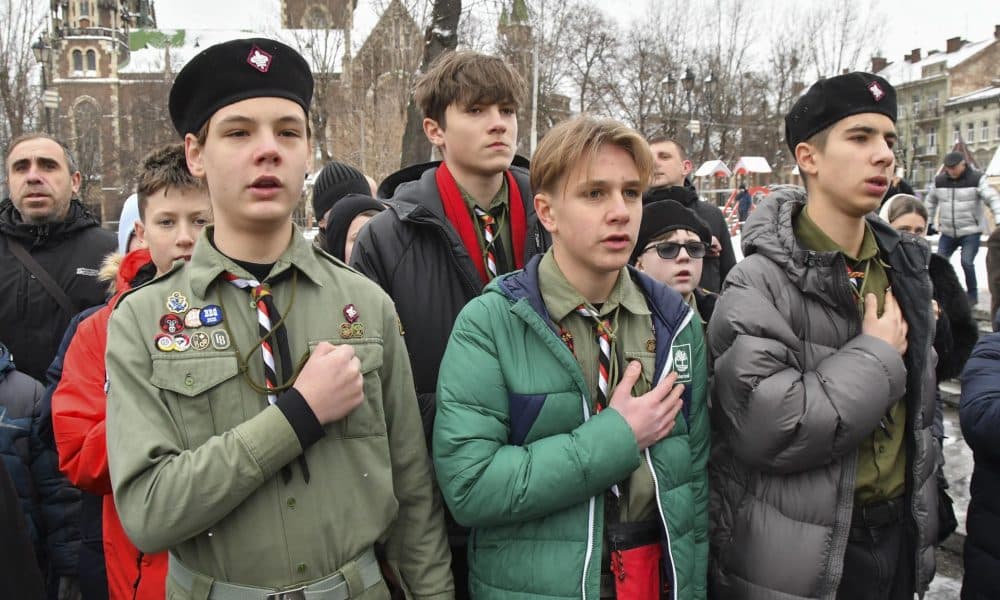 Leópolis (Ucrania), 1 ene (EFE).- Los ucranianos entran en 2026 sin estar dispuestos a ceder ante los ultimátums rusos, en medio de cortes masivos de electricidad y continuos ataques contra la población civil, al tiempo que las esperanzas de paz se ven contrarrestadas por el escepticismo sobre la disposición de Rusia a poner fin a la guerra. EFE/EPA/MYKOLA TYS