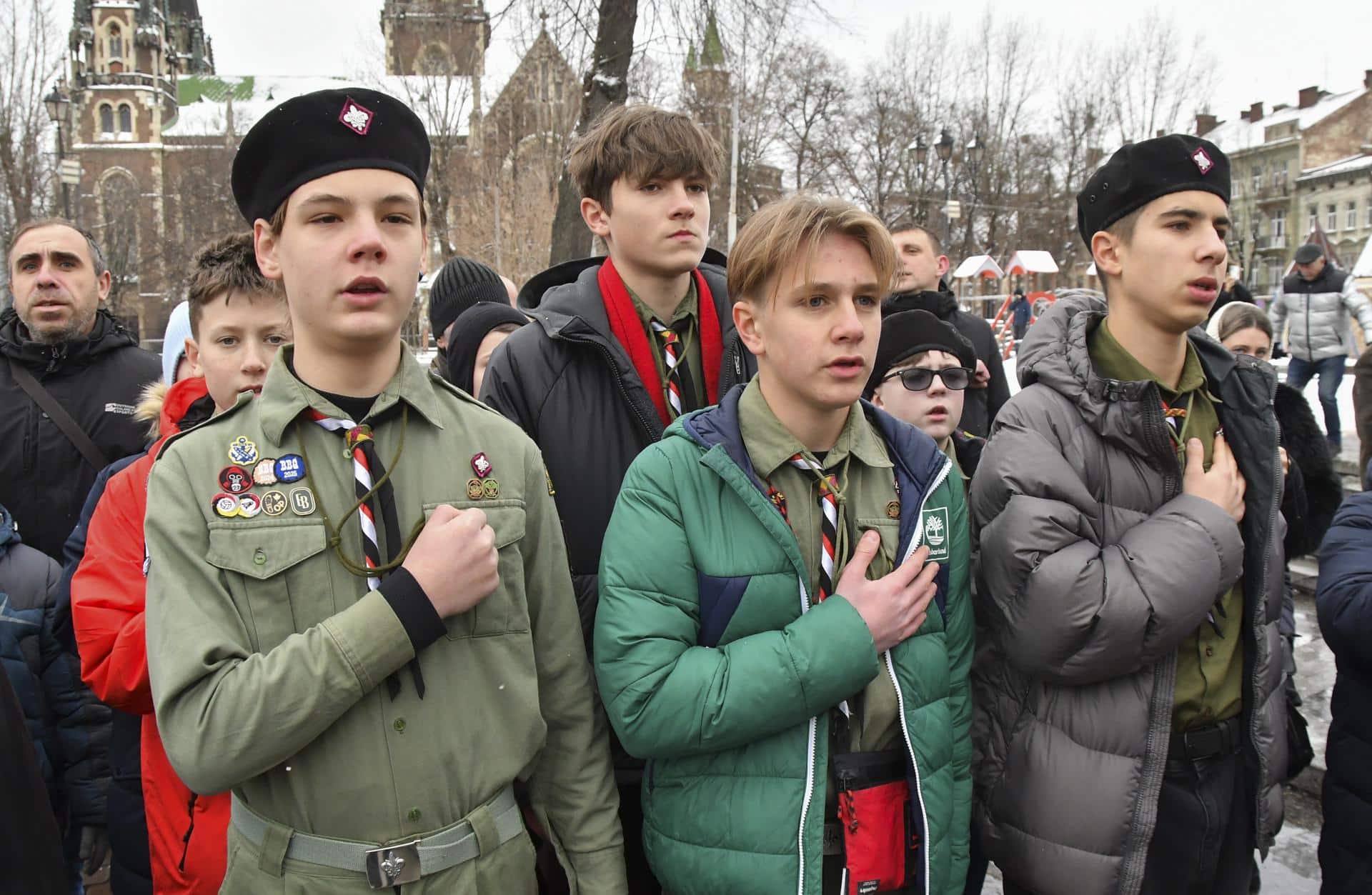 Leópolis (Ucrania), 1 ene (EFE).- Los ucranianos entran en 2026 sin estar dispuestos a ceder ante los ultimátums rusos, en medio de cortes masivos de electricidad y continuos ataques contra la población civil, al tiempo que las esperanzas de paz se ven contrarrestadas por el escepticismo sobre la disposición de Rusia a poner fin a la guerra. EFE/EPA/MYKOLA TYS