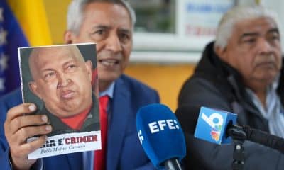 El exdiputado venezolano Pablo Medina (i) muestra una fotografía del fallecido presidente de Venezuela, Hugo Chávez, durante una rueda de prensa este miércoles, en Doral, Florida (EE.UU.). EFE/ Alberto Boal