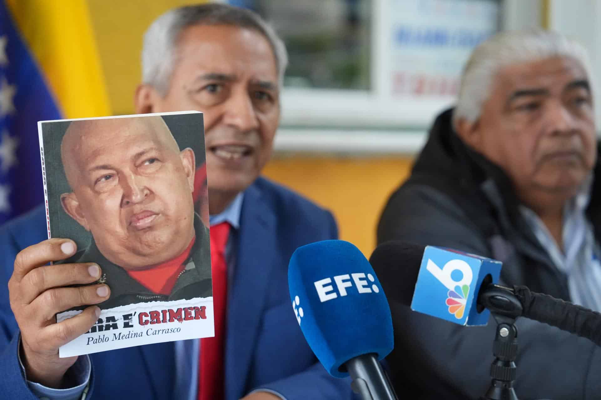 El exdiputado venezolano Pablo Medina (i) muestra una fotografía del fallecido presidente de Venezuela, Hugo Chávez, durante una rueda de prensa este miércoles, en Doral, Florida (EE.UU.). EFE/ Alberto Boal