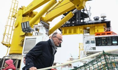 - El canciller alemán Friedrich Merz abandona después de una visita al buque multipropósito 'Neuwerk' durante la 3ª Cumbre Internacional del Mar del Norte en Hamburgo, Alemania, 26 de enero de 2026. Alemania acoge la 3ª Cumbre del Mar del Norte en Hamburgo que se centra en ampliar la cooperación transfronteriza para el suministro de energía a Europa. (Alemania, Hamburgo) EFE/EPA/FILIP SINGER / POOL