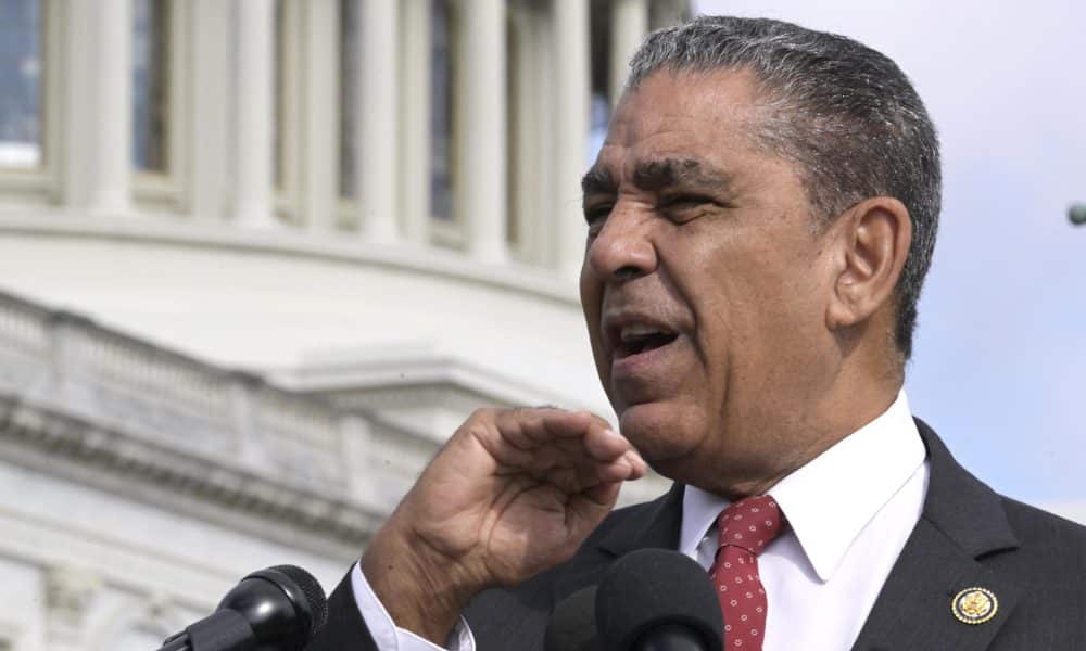 l presidente del Caucus Hispano del Congreso, Adriano Espaillat, habla durante una rueda de prensa en Washington (Estados Unidos). Imagen de archivo. EFE/ Lenin Nolly